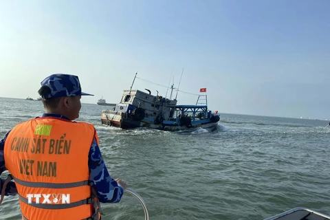 Lực lượng Cảnh sát biển phát hiện tàu TG - 91387TS chở dầu trái phép trên vùng biển Tây Nam. (Ảnh: TTXVN phát)