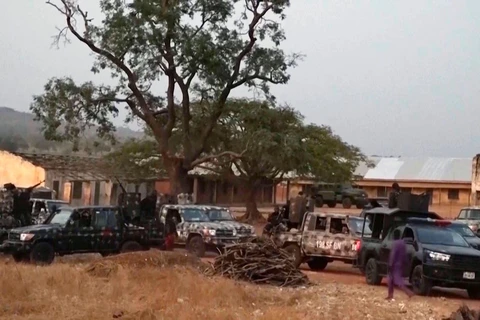 Xe quân đội Nigeria đậu bên ngoài trường học, nơi trẻ em bị bắt cóc hôm thứ Năm. (Nguồn: AP)