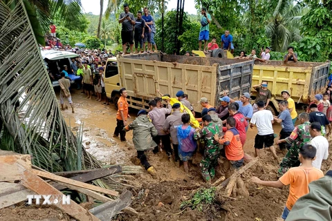 Lực lượng cứu hộ chuyển thi thể một nạn nhân sau lũ lụt và lở đất ở huyện Padang Pariaman, Tây Sumatra, Indonesia ngày 8/3/2024. (Ảnh: THX/TTXVN)