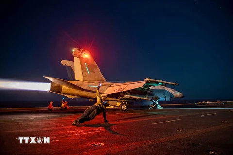 Máy bay chiến đấu của Mỹ trong cuộc không kích nhằm vào các mục tiêu của Houthi tại Yemen. (Ảnh: AFP/TTXVN)
