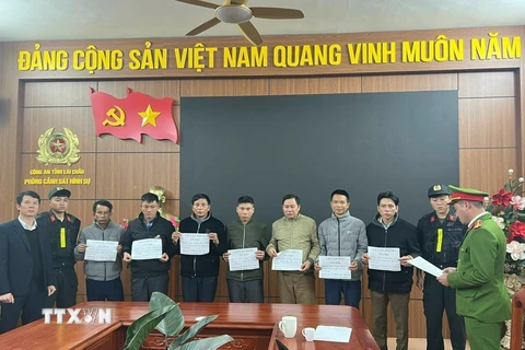 Cơ quan Cảnh sát điều tra Công an tỉnh Lai Châu công bố lệnh bắt khẩn cấp 7 đối tượng về hành vi khai thác khoáng sản trái phép. (Ảnh: TTXVN phát)