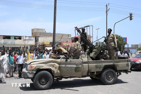 Binh sĩ quân đội Sudan tại thành phố Port Sudan, thủ phủ bang Biển Đỏ ngày 16/4/2023. (Ảnh: AFP/TTXVN)