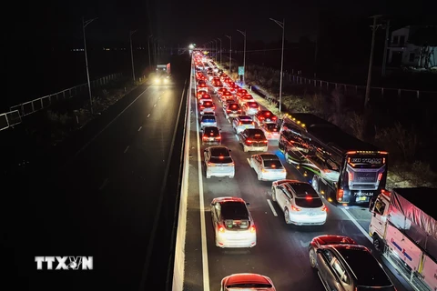 Dòng xe dài 4km di chuyển chậm trên cao tốc Phan Thiết-Dầu Giây sau vụ va chạm liên hoàn liên quan đến 4 xe ôtô. (Ảnh: Lê Xuân-TTXVN)