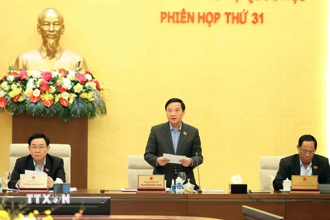 Phó Chủ tịch Quốc hội Nguyễn Khắc Định điều hành phiên họp. (Ảnh: An Đăng/TTXVN)