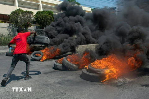 Người biểu tình gây bạo loạn tại Port-au-Prince, Haiti sau quyết định từ chức của Thủ tướng Ariel Henry, ngày 12/3. (Ảnh: AFP/TTXVN)