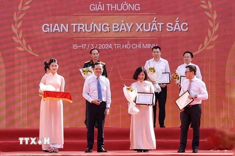 Phó Thủ tướng Chính phủ Trần Lưu Quang trao giải A hạng mục "Gian trưng bày xuất sắc" cho Thông tấn xã Việt Nam. (Ảnh: Thu Hương/TTXVN)