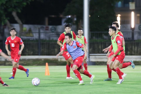 Cận cảnh buổi tập đầu tiên của Đội tuyển Việt Nam tại Indonesia