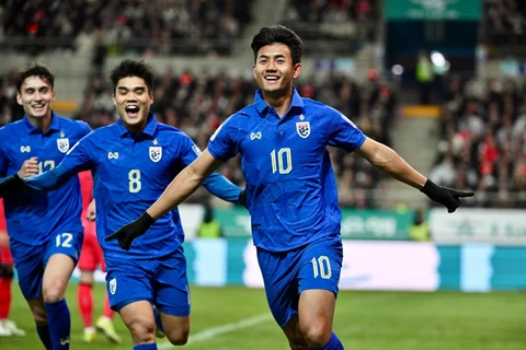 Mueanta (số 10) ghi bàn giúp Thái Lan cầm hòa Hàn Quốc 1-1.