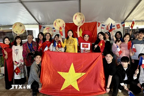 Đoàn Việt Nam tham dự Ngày hội Cuối tuần Pháp ngữ 2024 ở thành phố Yèbles. (Ảnh: Nguyễn Thu Hà/TTXVN)