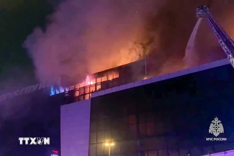 Lửa cháy dữ dội tại hiện trường vụ tấn công vào phòng hòa nhạc của trung tâm thương mại Crocus City Hall ở Moskva, Nga tối 22/3/2024. (Ảnh: AA/TTXVN)