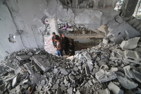 Tòa nhà bị phá hủy sau cuộc không kích của Israel xuống Rafah, Dải Gaza, ngày 22/3. (Ảnh: THX/TTXVN)