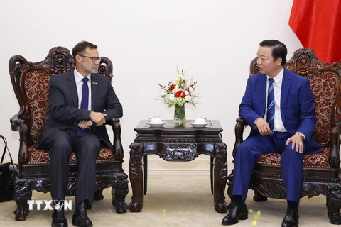 Phó Thủ tướng Trần Hồng Hà tiếp Đại sứ Australia tại Việt Nam Andrew Goledzinowski. (Ảnh: Văn Điệp/TTXVN)