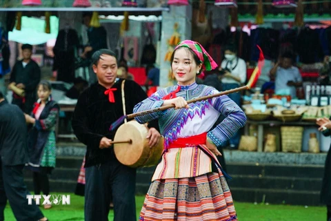 Biểu diễn điệu múa truyền thống của đồng bào dân tộc Mông. (Ảnh: Khánh Hòa/TTXVN)