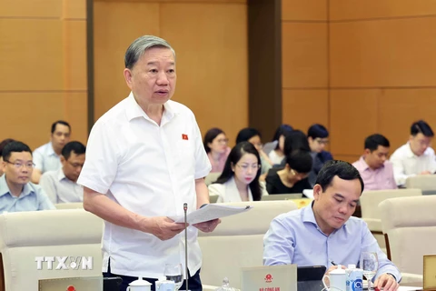 Bộ trưởng Bộ Công an Tô Lâm trình bày Tờ trình về dự án Luật Phòng, chống mua bán người (sửa đổi). (Ảnh: Nhan Sáng/TTXVN)