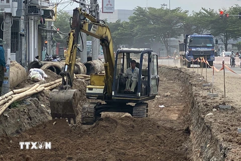 Trong ảnh: Thi công Dự án đường đôi vào thành phố Phan Rang-Tháp Chàm, sử dụng vốn đầu tư công trung hạn 2021-2025. (Ảnh: Công Thử/TTXVN)