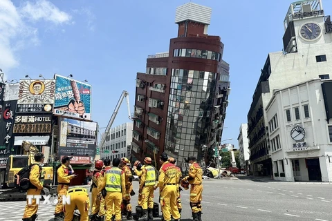 Một tòa nhà bị đổ nghiêng sau động đất tại Đài Loan (Trung Quốc) ngày 3/4/2024. (Ảnh: THX/TTXVN)