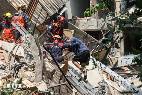 Lực lượng cứu hộ tìm kiếm các nạn nhân mắc kẹt trong tòa nhà bị phá hủy do động đất tại thành phố New Taipei, Đài Loan (Trung Quốc) ngày 3/4/2024. (Ảnh: AFP/TTXVN)