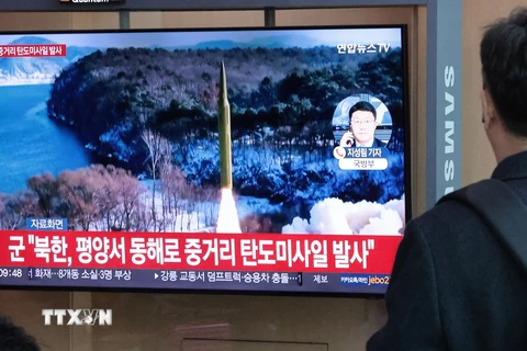 Truyền thông Hàn Quốc đưa tin về vụ phóng tên lửa đạn đạo tầm trung của Triều Tiên ở Seoul, ngày 2/4/2024. (Ảnh: Yonhap/TTXVN)