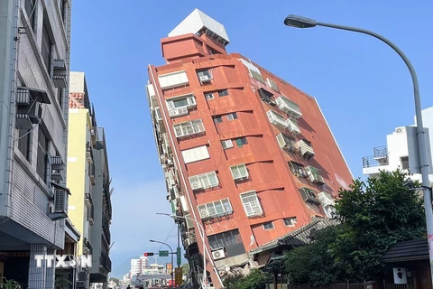 Một tòa nhà bị đổ nghiêng sau động đất tại Hoa Liên, Đài Loan (Trung Quốc) ngày 3/4/2024. (Ảnh: AFP/TTXVN)