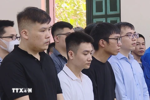 Bị cáo Nguyễn Minh Thành (ngoài cùng bên trái) cùng các đồng phạm tại phiên tòa. (Ảnh: Thành Phương/TTXVN)