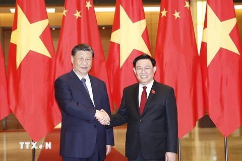 Chủ tịch Quốc hội Vương Đình Huệ và Tổng Bí thư, Chủ tịch nước Trung Quốc Tập Cận Bình. (Ảnh: Doãn Tấn/TTXVN)