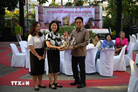 Đại biện lâm thời Bùi Thị Huệ chúc mừng Đại sứ Lào tại Thái Lan Khamphan Anlavan và cán bộ, nhân viên Đại sứ quán Lào nhân dịp Tết cổ truyền Bun Pi May của Lào. (Ảnh: TTXVN phát)