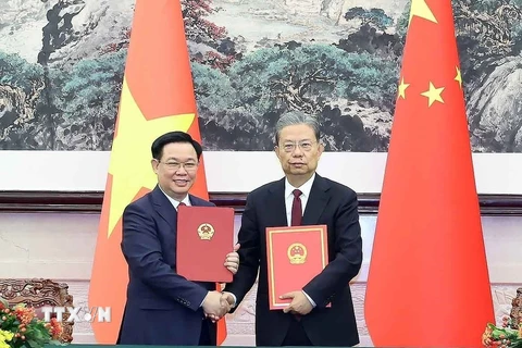 Chủ tịch Quốc hội Vương Đình Huệ và Ủy viên trưởng Ủy ban Thường vụ Nhân đại toàn quốc Trung Quốc Triệu Lạc Tế ký Thỏa thuận hợp tác giữa Quốc hội hai nước. (Ảnh: Nhan Sáng/TTXVN)
