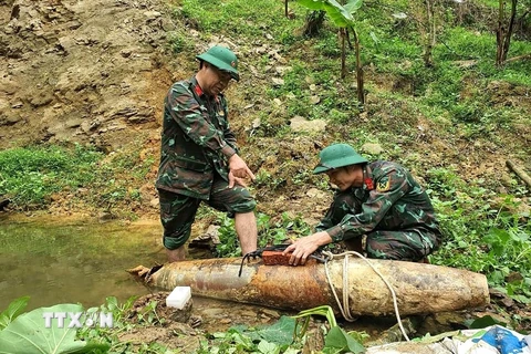 Lực lượng Công binh, Bộ Chỉ huy quân sự tỉnh Nghệ An tiến hành hủy nổ quả bom. (Ảnh: TTXVN phát)