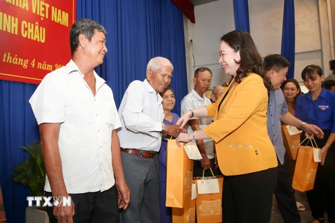 Quyền Chủ tịch nước Võ Thị Ánh Xuân tặng quà cho các hộ gia đình. (Ảnh: Giang Phương/TTXVN)