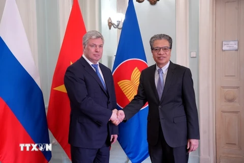 Đại sứ Đặng Minh Khôi (bên phải) và Thống đốc tỉnh Ulyanovsk Aleksey Yurevich Russkich. (Ảnh: Quang Vinh/TTXVN)