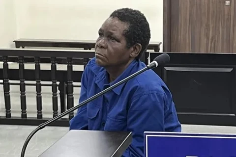 Bị cáo Fatumah KalimBasa tại phiên tòa ngày 11/4. (Nguồn: Báo Công an Nhân dân)