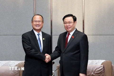 Chủ tịch Quốc hội Vương Đình Huệ tiếp ông Jonathan Choi, Chủ tịch Tập đoàn SUNWAH. (Ảnh: Nhan Sáng/TTXVN)
