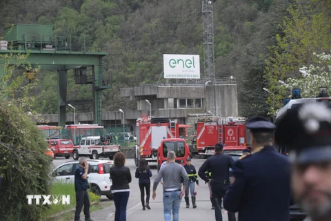 Lực lượng cứu hộ làm nhiệm vụ tại hiện trường vụ nổ nhà máy thủy điện thành phố Camugnano, miền Bắc Italy ngày 9/4/2024. (Ảnh: THX/TTXVN)