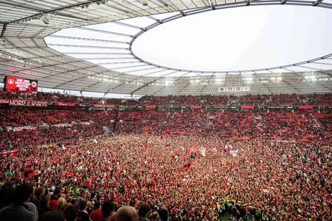 'Biển người' ăn mừng Bayer Leverkusen lần đầu vô địch Bundesliga