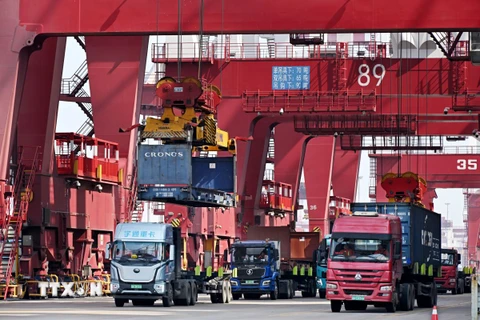Xe tải vận chuyển hàng hóa tại cảng Thanh Đảo, tỉnh Sơn Đông, Trung Quốc. (Ảnh: THX/TTXVN)