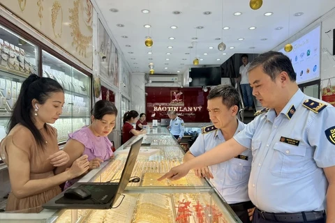 Lực Lượng Quản lý Thị trường kiểm tra cửa hàng kinh doanh vàng tại Hà Nội. (Ảnh: PV/Vietnam+)