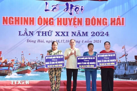 Bí thư Tỉnh ủy Bạc Liêu Lữ Văn Hùng trao tặng bảng tượng trưng nhà ở cho hộ nghèo trên địa bàn huyện Đông Hải. (Ảnh: Chanh Đa/TTXVN)