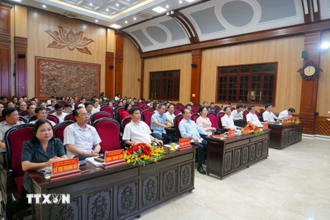 Các đại biểu dự hội nghị tại điểm cầu Hội trường UBND tỉnh Hà Nam. (Ảnh: Thanh Tuấn/TTXVN)