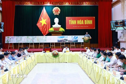 Thủ tướng Phạm Minh Chính làm việc với Ban Thường vụ Tỉnh ủy Hòa Bình. (Ảnh: Dương Giang/TTXVN)