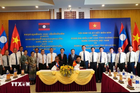 Ký kết hợp tác giữa tỉnh Quảng Bình và tỉnh Salavan (Lào). (Ảnh: Tá Chuyên/TTXVN)