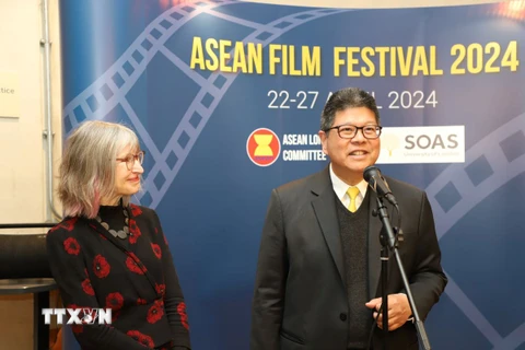 Đại sứ Thái Lan tại Anh Thani Thongphakdi, Trưởng ban tổ chức phát biểu khai mạc Liên hoan phim. (Ảnh: Phong Hà/TTXVN)