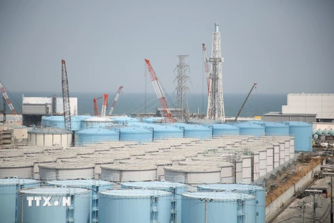 Các bể chứa nước thải nhiễm xạ tại nhà máy điện hạt nhân Fukushima Daiichi ở Okuma, tỉnh Fukushima, Nhật Bản. (Ảnh: Kyodo/TTXVN)