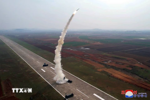 Triều Tiên phóng thử tên lửa phòng không thế hệ mới và thử nghiệm đầu đạn của tên lửa hành trình chiến lược. (Ảnh: KCNA/TTXVN)