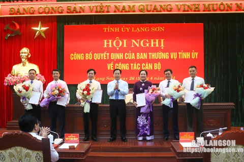 Ông Hoàng Văn Nghiệm, Phó Bí thư Thường trực Tỉnh ủy, Trưởng Đoàn đại biểu Quốc hội tỉnh trao quyết định và tặng hoa các đồng chí được giao nhiệm vụ mới. (Nguồn: Báo Lạng Sơn)