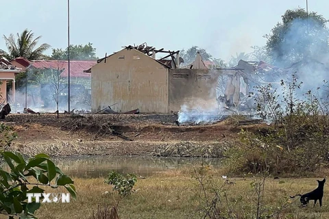 Hiện trường vụ nổ kho đạn tại tỉnh Kampong Speu, Campuchia, ngày 27/4/2024. (Ảnh: AFP/TTXVN)