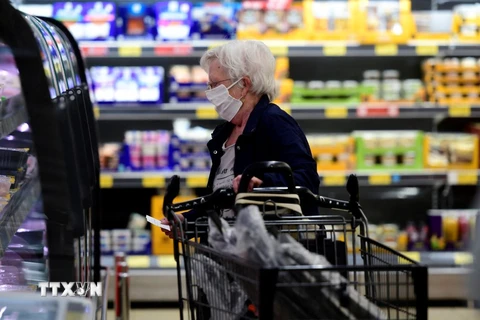Người tiêu dùng mua sắm tại siêu thị ở Duesseldorf, Đức. (Ảnh: AFP/TTXVN)