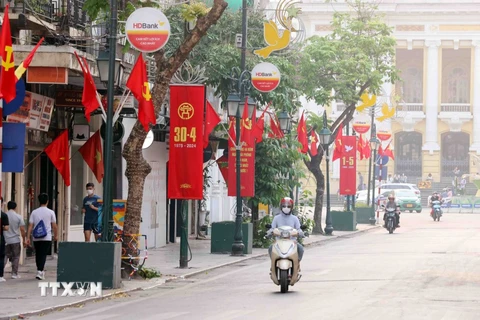 Hà Nội rực rỡ chào mừng 49 năm Ngày Giải phóng miền Nam, thống nhất đất nước. (Ảnh: Phạm Kiên/TTXVN)