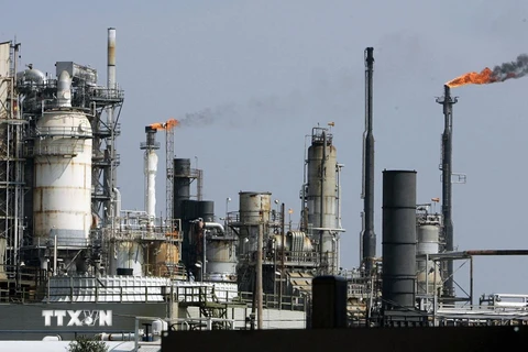 Một nhà máy lọc dầu ở Texas, Mỹ. (Ảnh: AFP/TTXVN)