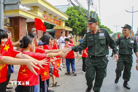 Nhân dân hai bên đường Võ Nguyên Giáp động viên, cổ vũ cho các lực lượng tham gia diễu binh, diễu hành. (Ảnh: Trung Kiên/TTXVN)