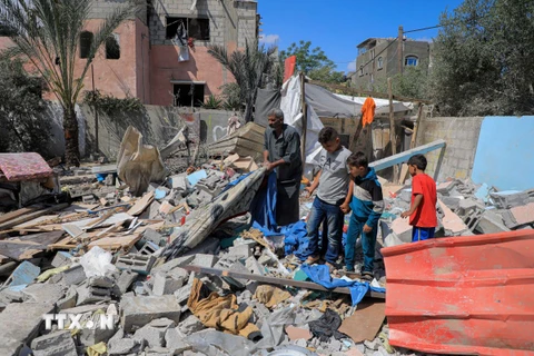 Những ngôi nhà bị phá hủy do cuộc xung đột Hamas-Israel tại thành phố Rafah, Dải Gaza, ngày 7/5/2024. *Ảnh: THX/TTXVN)